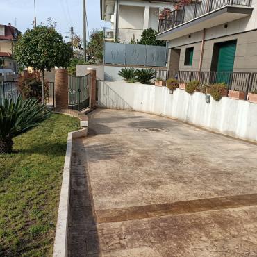 PAVIMENTI ESTERNI LAVORATI IN C.A. RIFINITI IN RESINA